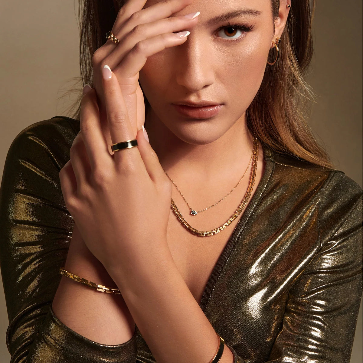 BOUCLES D'OREILLES CLOUS ACIER INOXYDABLE DORE PIERRE NOIRE