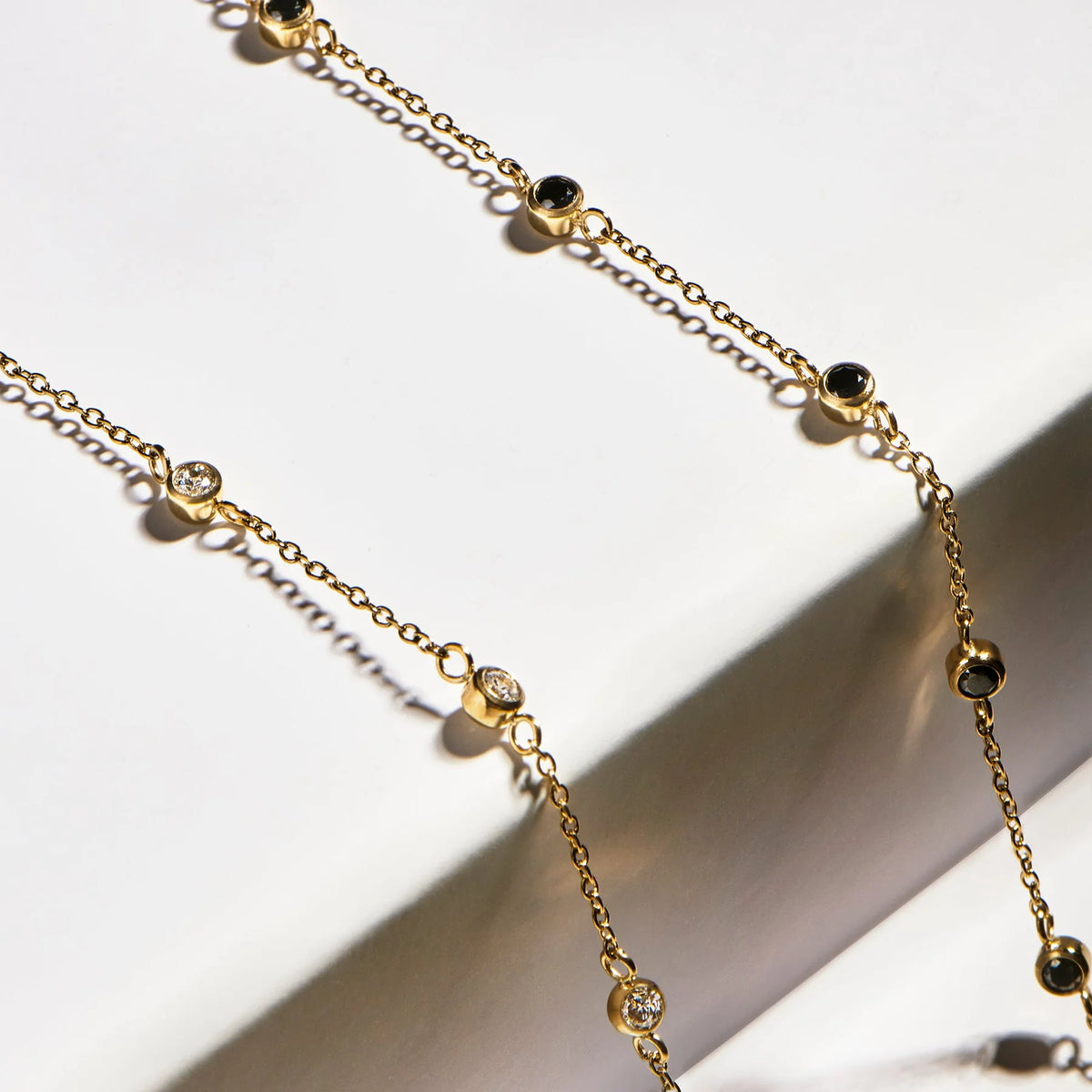 BRACELET EN ACIER INOXYDABLE DORE ET ZIRCONS NOIRS JUPITER