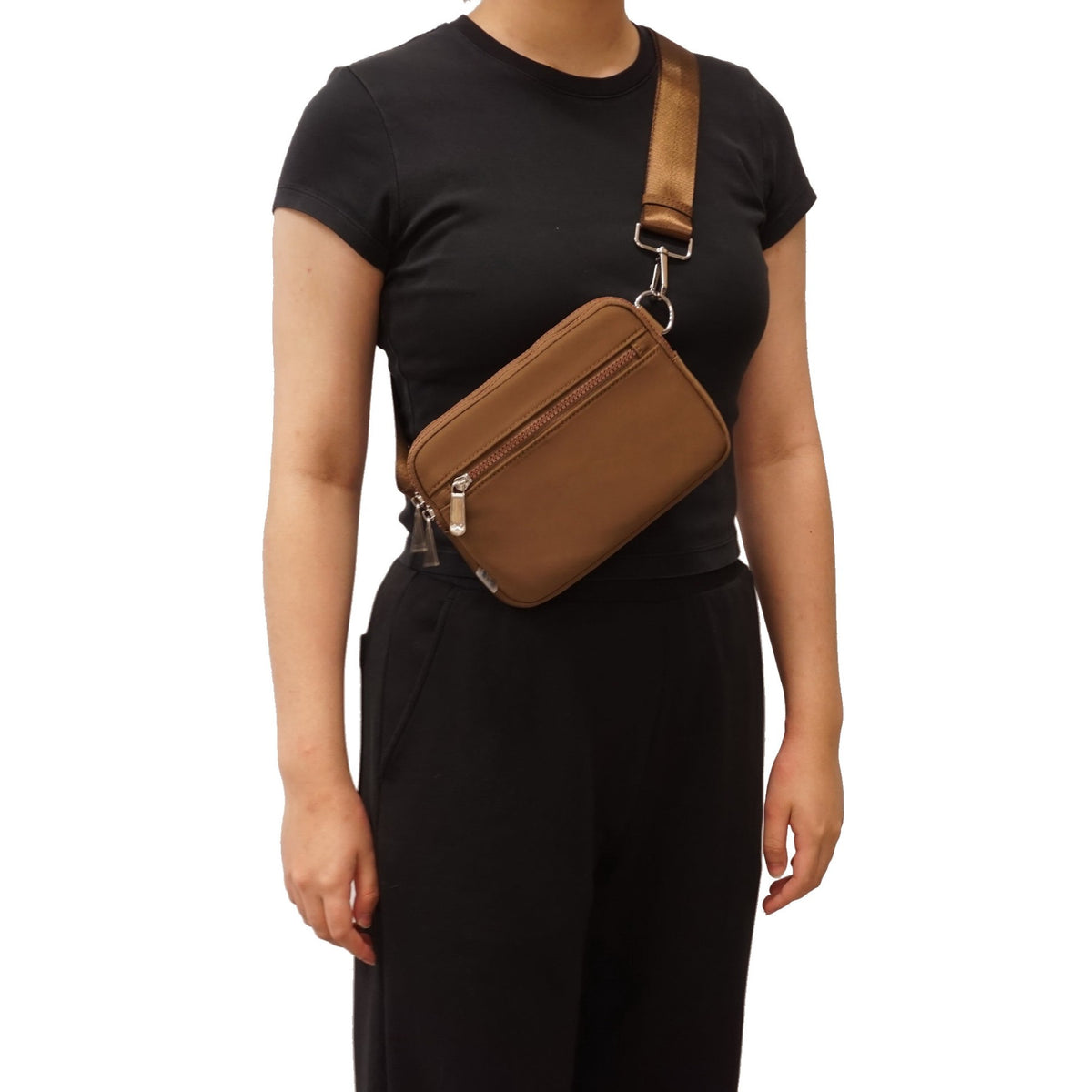 Sac banane pratique en nylon hydrofuge avec compartiments sécurisés - S-Q Inc.