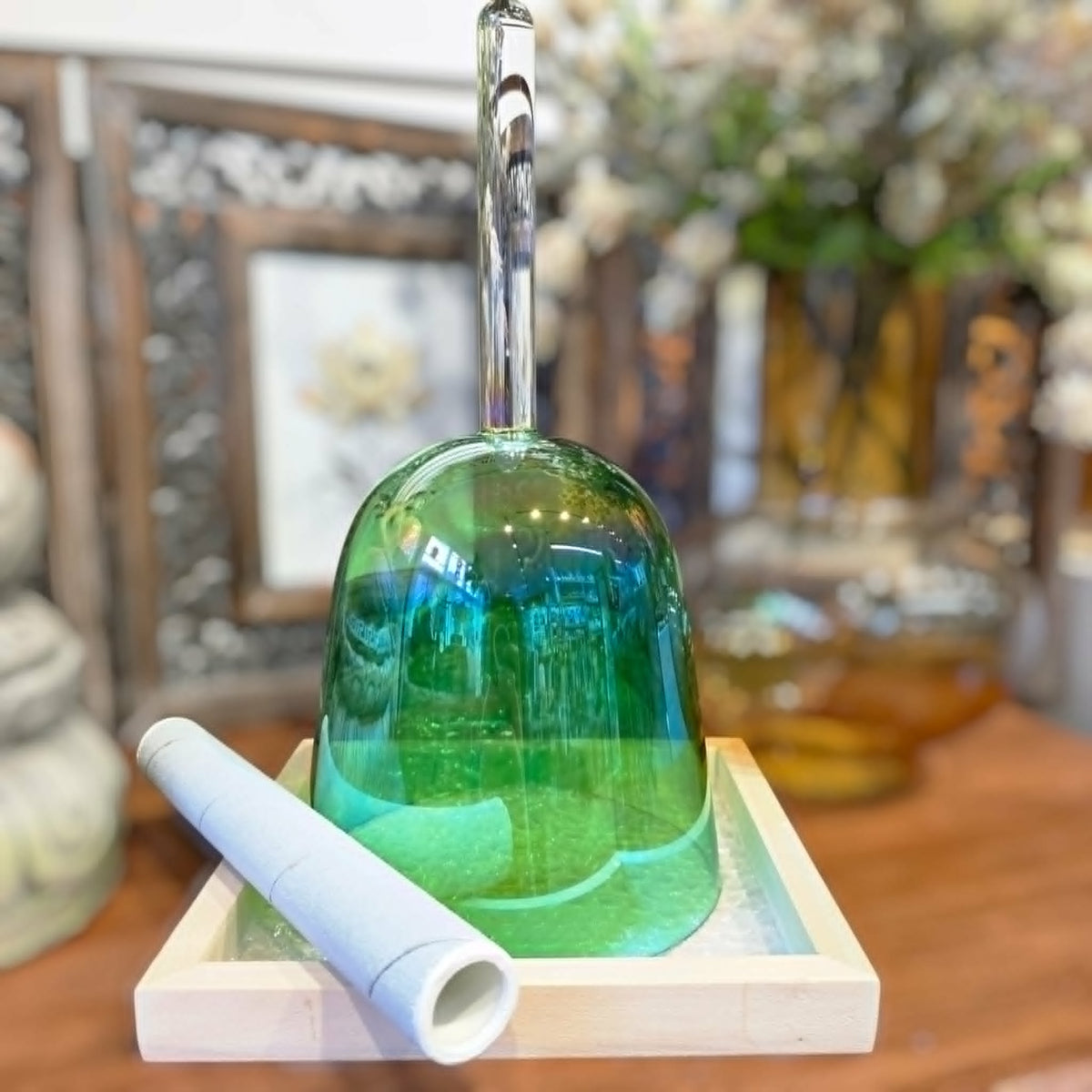 Bol chantant en cristal vert avec poignée et maillet