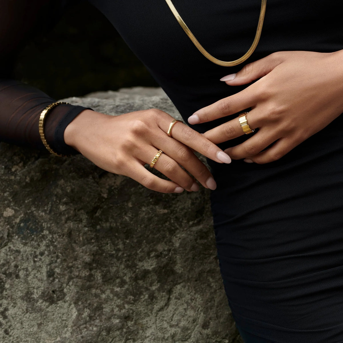 BAGUE EN ACIER INOXYDABLE DORE CARRE AXEL