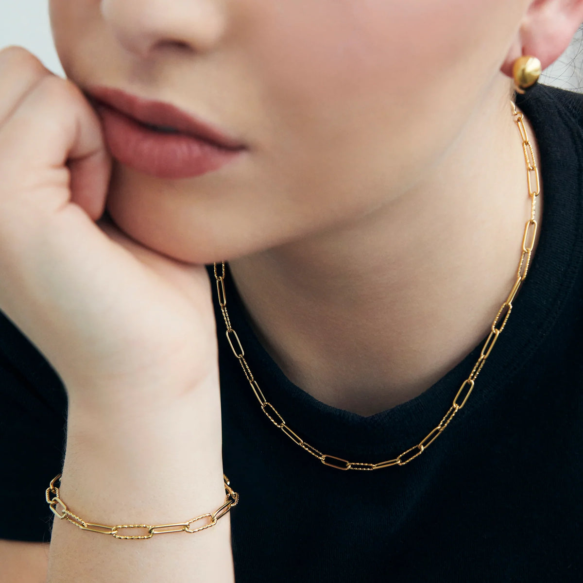 COLLIER TROMBONE EN ACIER INOXYDABLE DORE DEBBIE | MIA BIJOUX