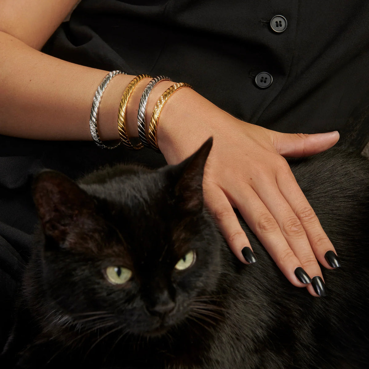 BRACELET RIGIDE EN ACIER INOXYDABLE DORE EMMY | MIA BIJOUX