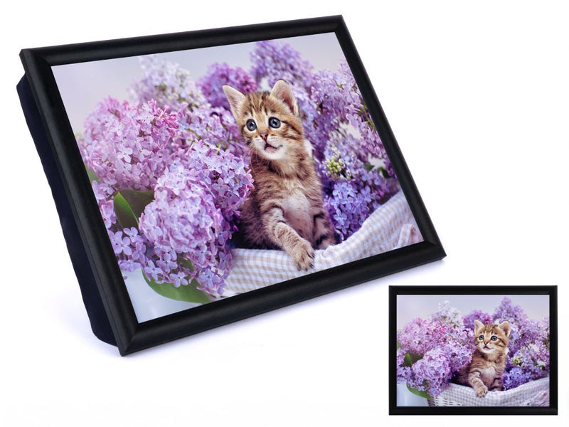 Plateau-coussin (coussin de lecture) avec illustration de chaton au cœur des lilas