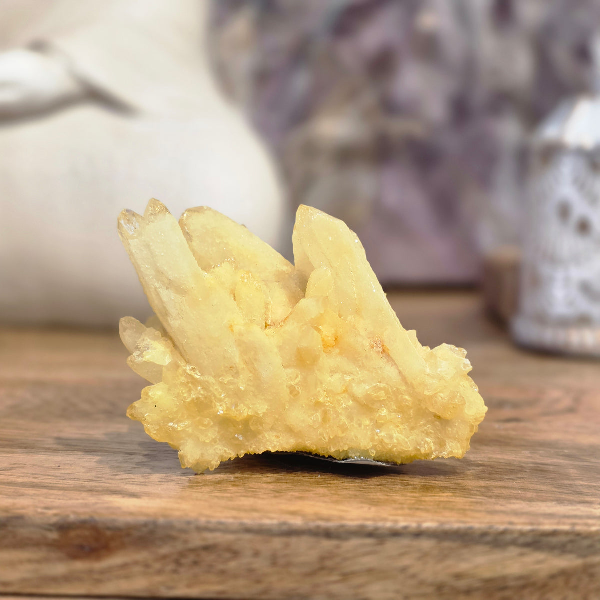 Quartz jaune soleil - Une pierre lumineuse qui évoquerait vitalité, chaleur et énergie solaire.