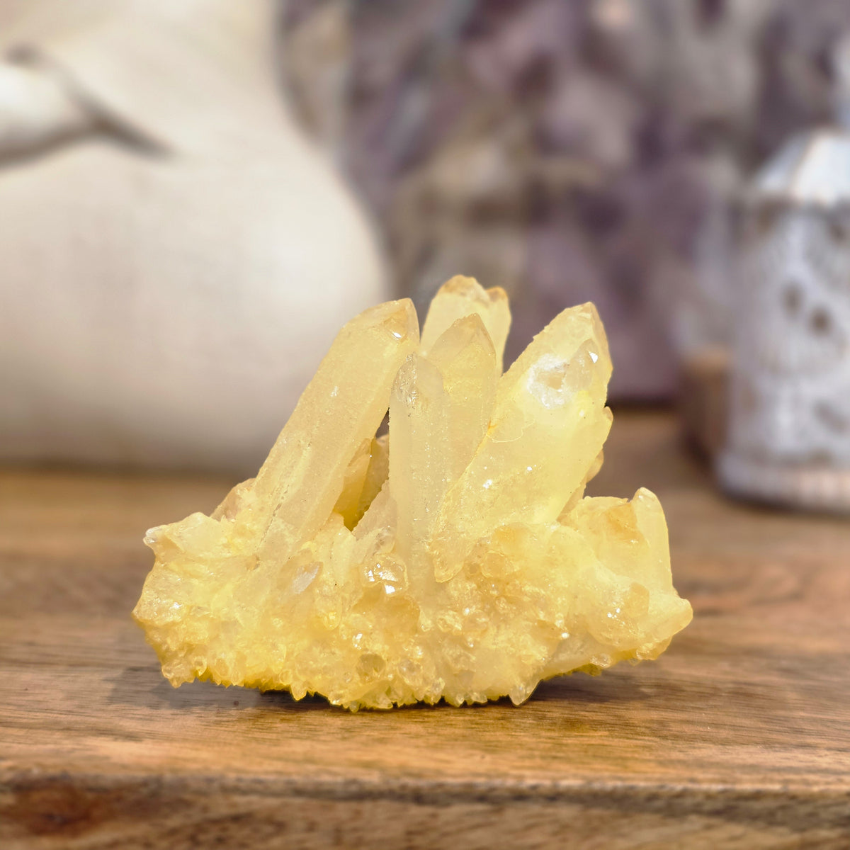 Quartz jaune soleil - Une pierre lumineuse qui évoquerait vitalité, chaleur et énergie solaire.