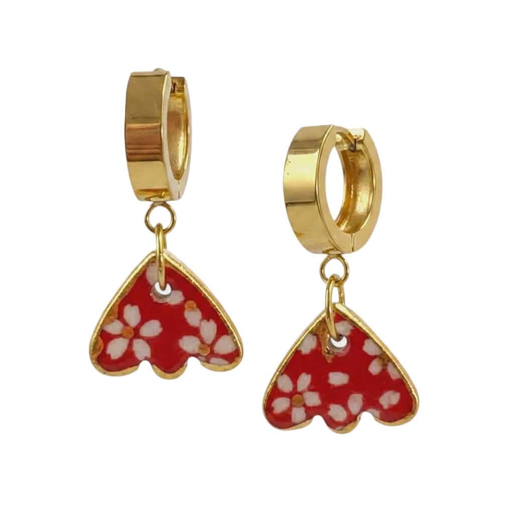 Boucles d’oreilles artisanales rouges avec fleurs blanches en porcelaine avec lustre en or 22 carats