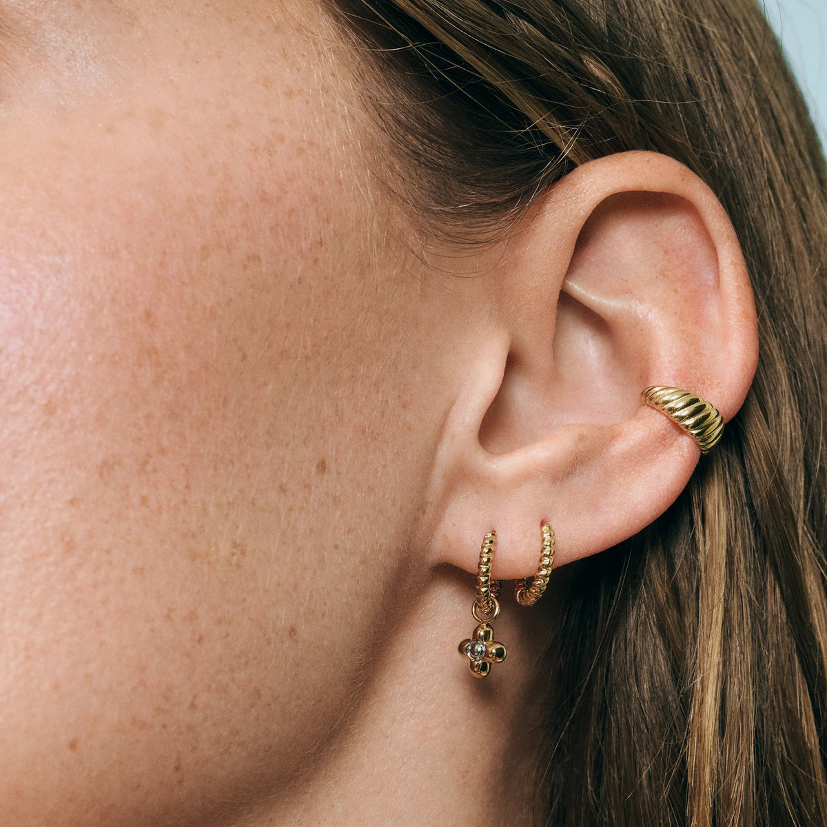 Ear Cuff torsadé Oria en acier inoxydable doré - Mia Bijoux