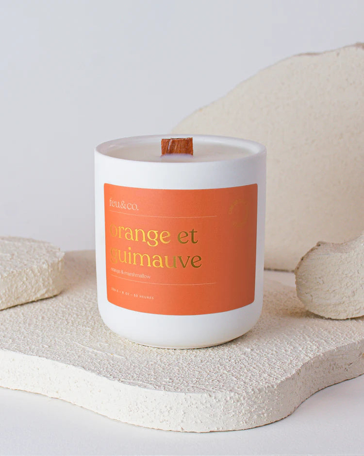 BOUGIE DE SOYA ORANGE ET GUIMAUVE DANS UN POT EN CÉRAMIQUE RÉUTILISABLE - FEU & CO