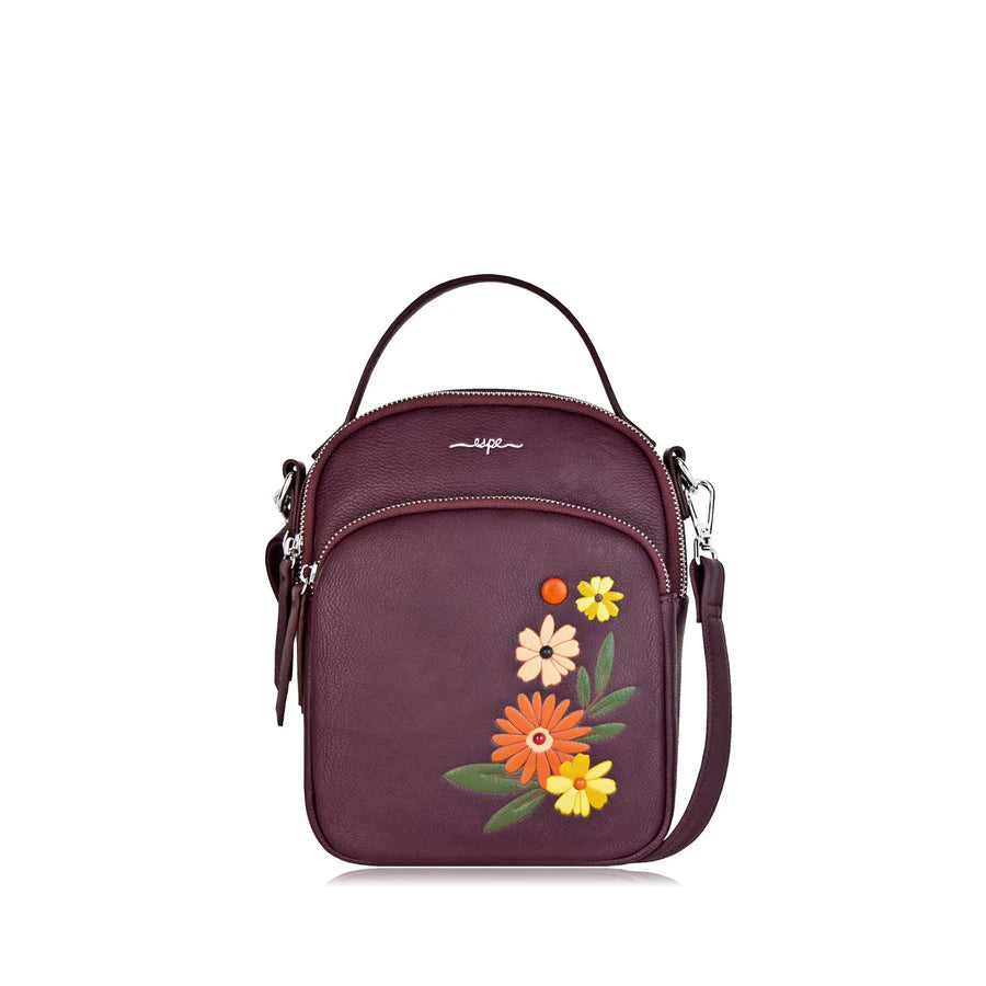 DEVANT DU SAC A MAIN BANDOULIERE DALIAH MAUVE ESPE AVEC DES FLEURS DALIAH ORAGNES ET JAUNES.