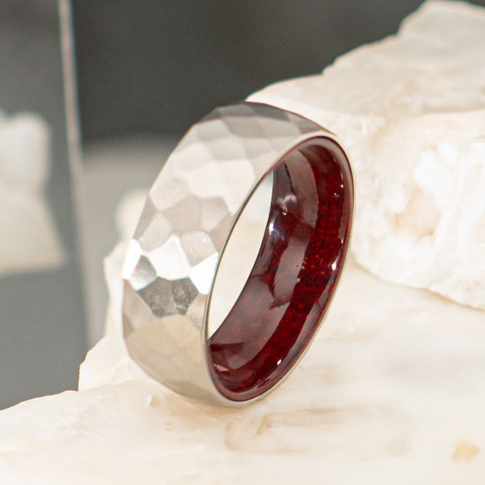 BAGUE CONFORTABLE EN TITANE ET SEQUOIA | BIJOUX INOX CANADA