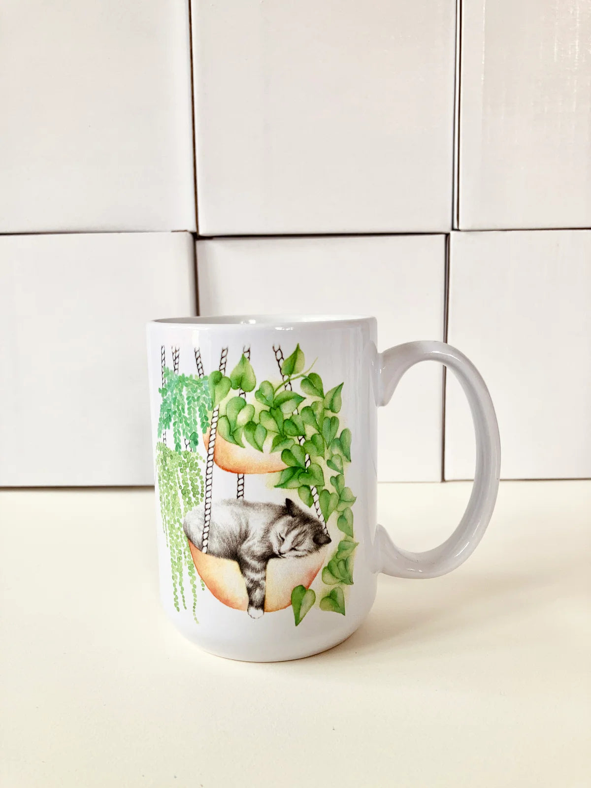 TASSE CHAT DORMANT DANS LES PLANTES