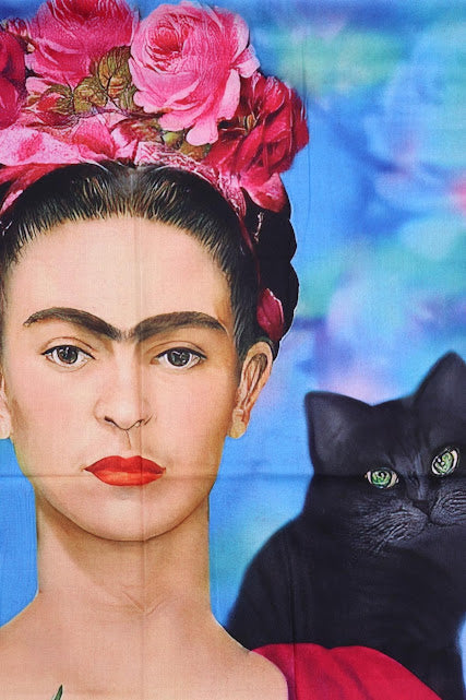 Foulard Frida avec chat noir – Doux, artistique et polyvalent