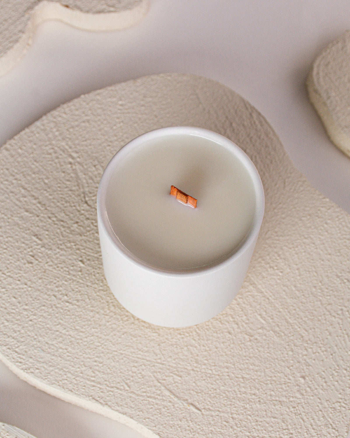 BOUGIE DE SOYA MENTHE ET CONCOMBRE DANS UN POT DE CÉRAMIQUE RÉUTILISABLE - FEU ET CO