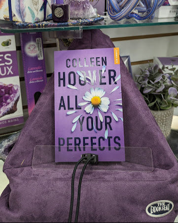 COUSSIN DE LECTURE MAUVE AVEC LIVRE ALL YOUR PERFECTS DE COLLEEN HOOVER | LIBRAIRIE BOUTIQUE VENUS