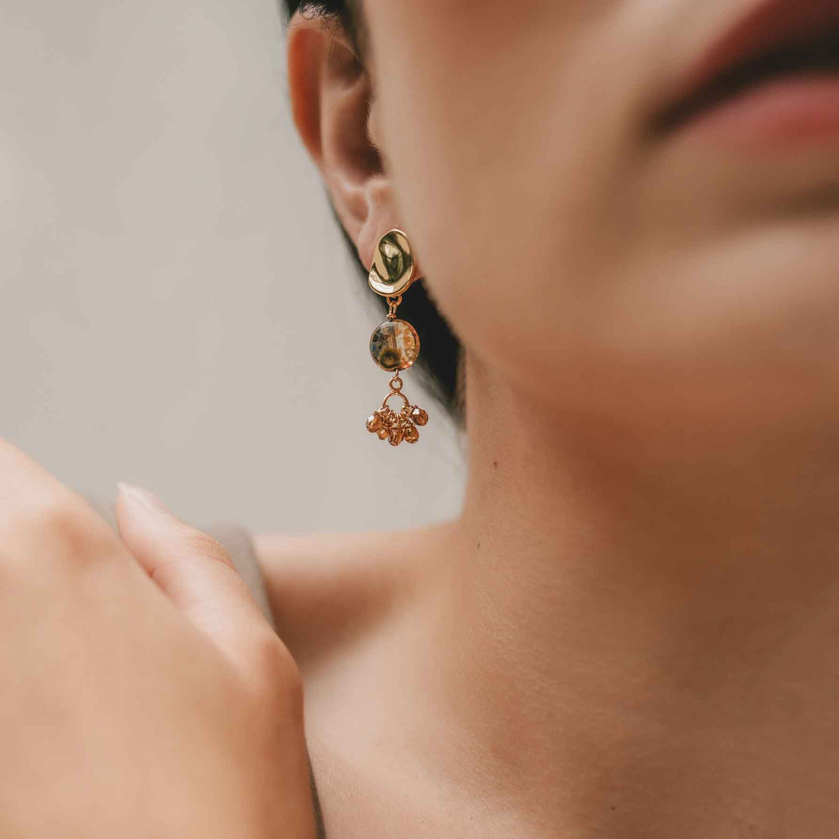 BOUCLES D’OREILLES PENDANTES PERLES TCHÈQUES ET FINI PICASSO - SANDRINE DEVOST