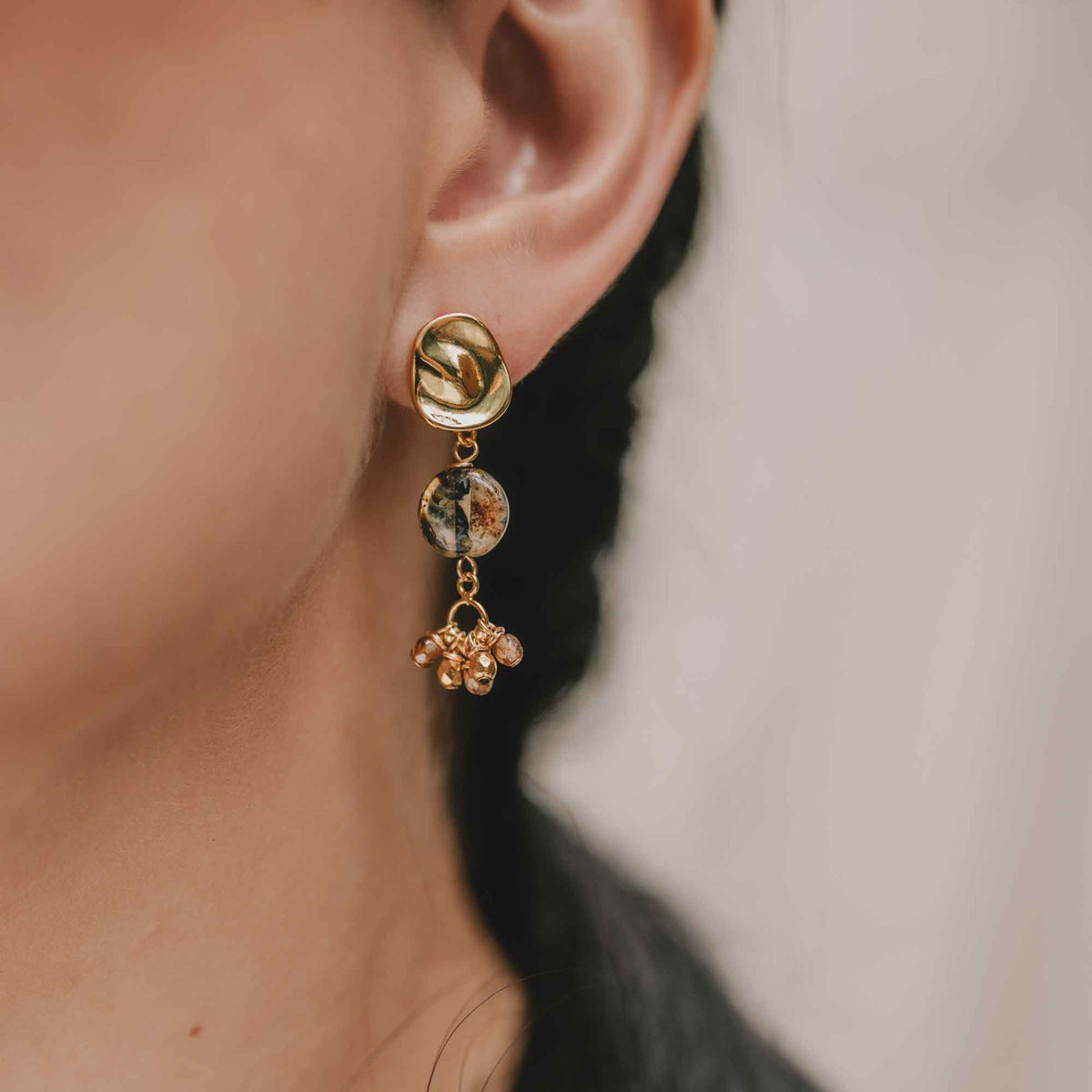 BOUCLES D’OREILLES PENDANTES PERLES TCHÈQUES ET FINI PICASSO - SANDRINE DEVOST