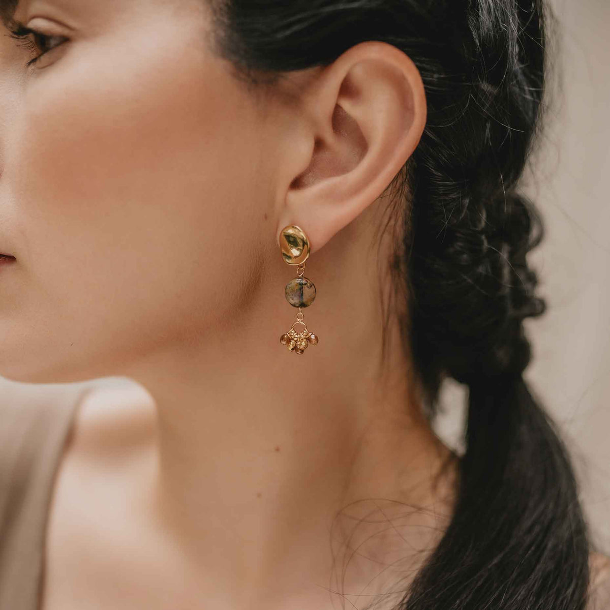BOUCLES D’OREILLES PENDANTES PERLES TCHÈQUES ET FINI PICASSO - SANDRINE DEVOST