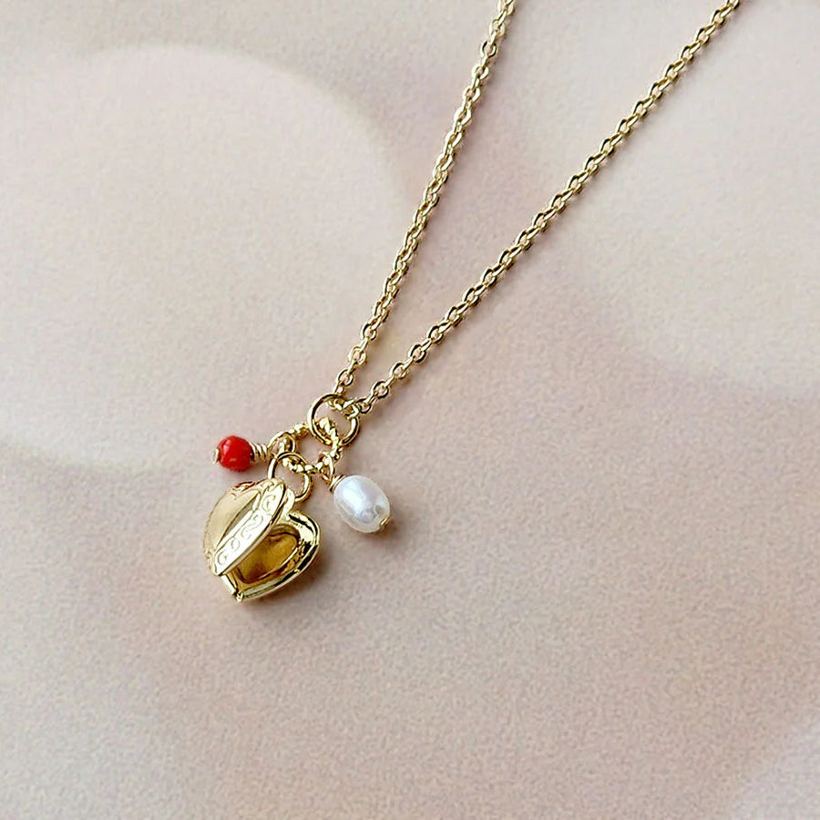 Collier avec médaillon cœur, perle d’eau douce et breloques - Sandrine Devost
