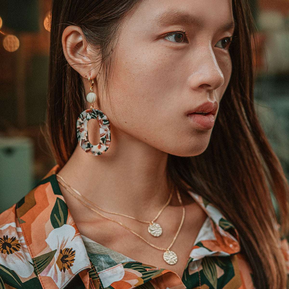 Boucles d’oreilles élégantes avec anneaux écaille de tortue et billes ivoire - Bijoux Sandrine Devost