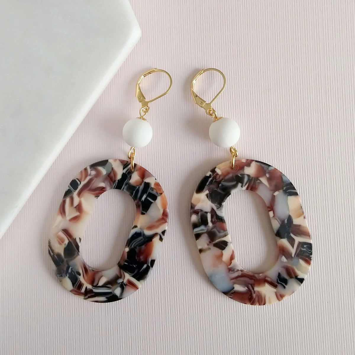 Boucles d’oreilles élégantes avec anneaux écaille de tortue et billes ivoire - Bijoux Sandrine Devost