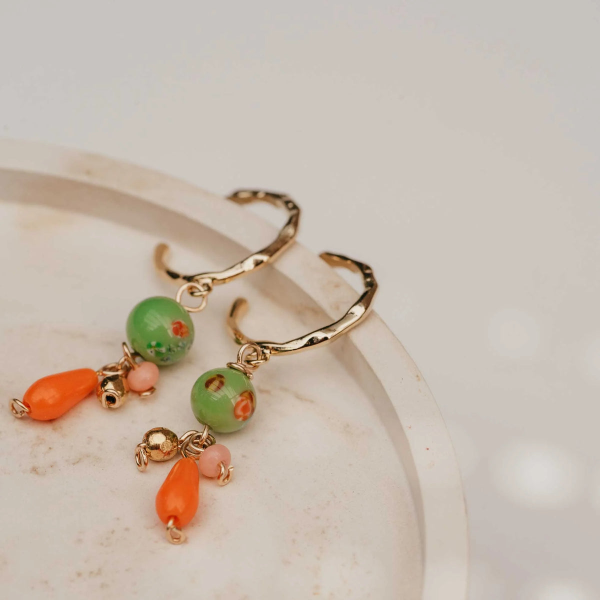 Boucles d’oreilles colorées avec perles millefiori et accents vintage orange - Bijoux Sandrine Devost
