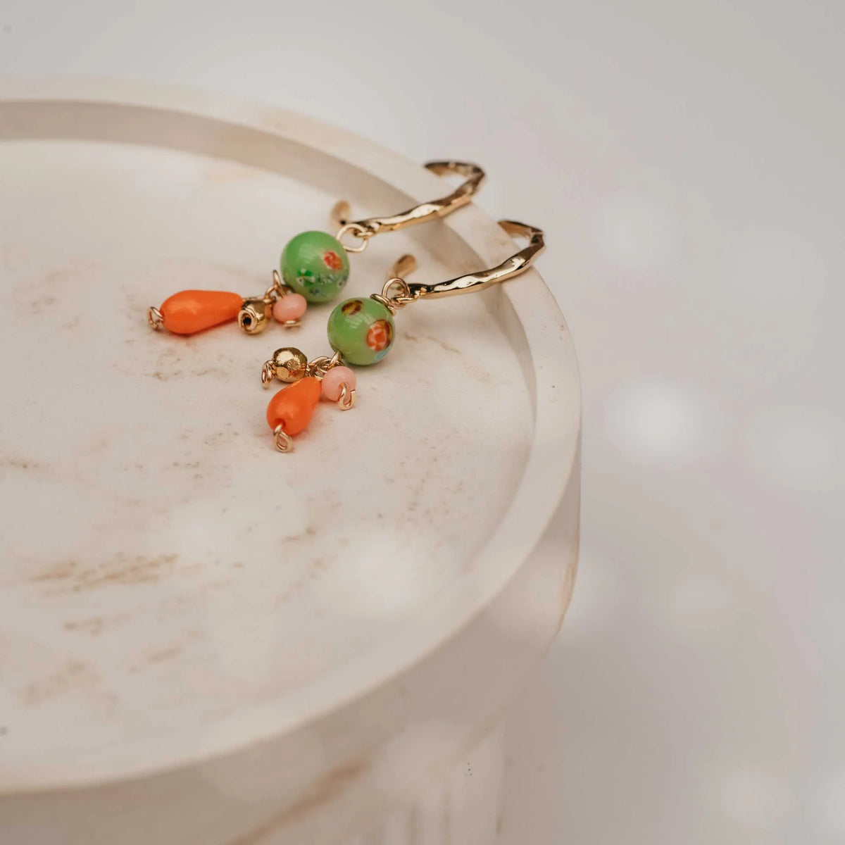 Boucles d’oreilles colorées avec perles millefiori et accents vintage orange - Bijoux Sandrine Devost