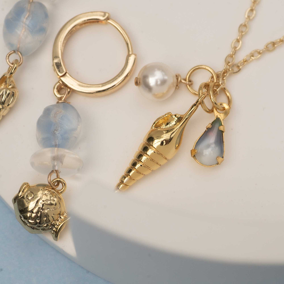 Collier délicat avec breloques marines et coquillage en plaqué or - Bijoux Sandrine Devost