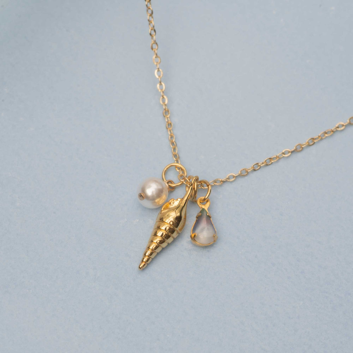 Collier délicat avec breloques marines et coquillage en plaqué or - Bijoux Sandrine Devost