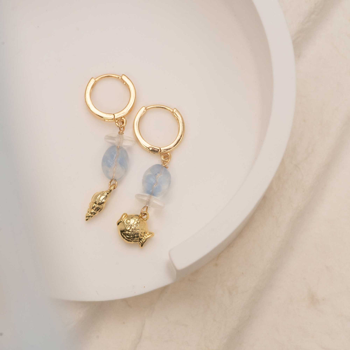 Boucles d’oreilles avec perles givrées et breloques de poisson et coquillage dorées - Bijoux Sandrine Devost
