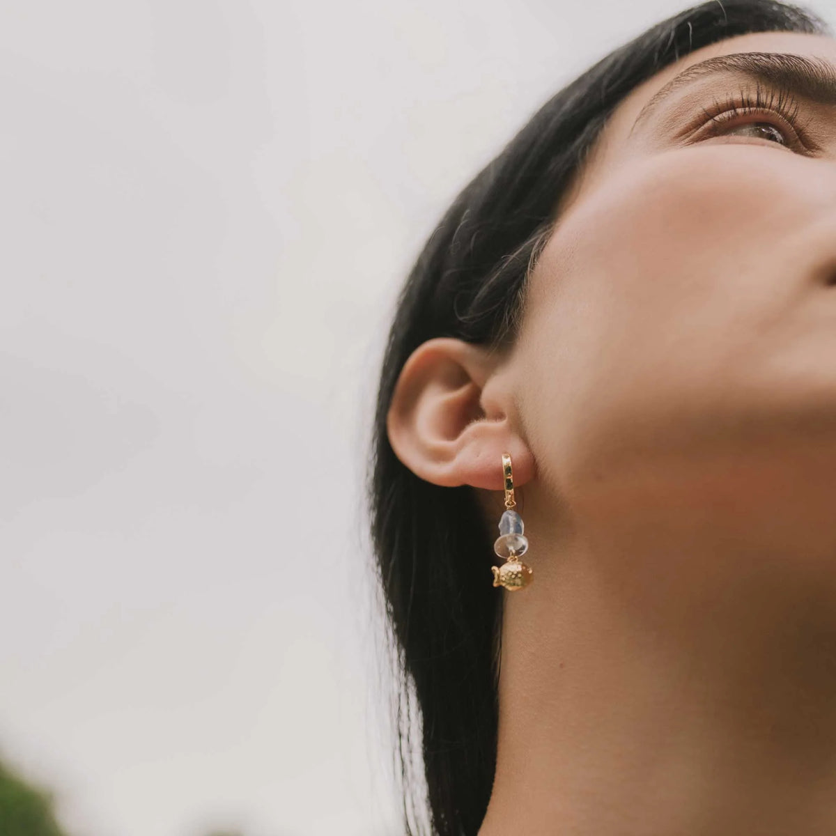 Boucles d’oreilles avec perles givrées et breloques de poisson et coquillage dorées - Bijoux Sandrine Devost