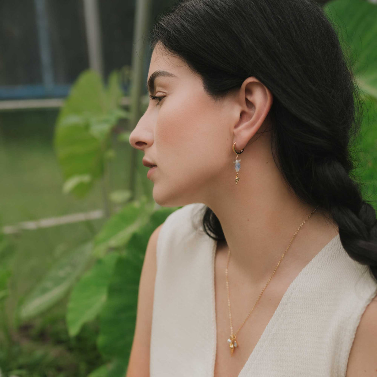 Boucles d’oreilles avec perles givrées et breloques de poisson et coquillage dorées - Bijoux Sandrine Devost