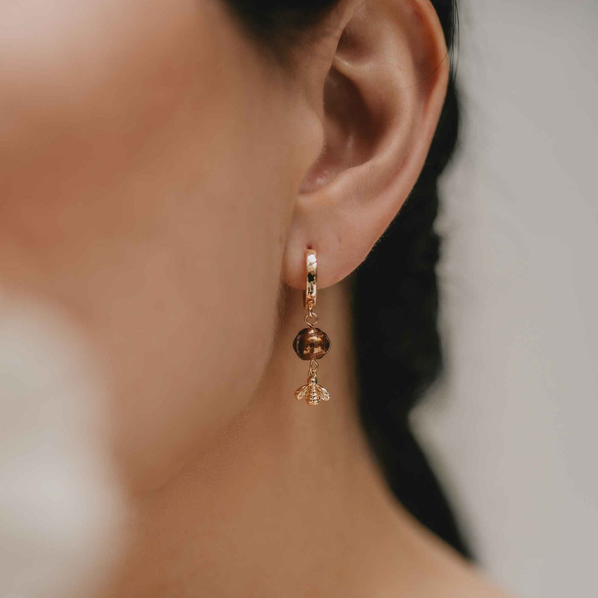 Boucles d’oreilles huggies plaquées or avec perles vintage et petites abeilles - Bijoux Sandrine Devost