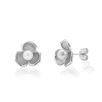 Boucles d’oreilles clous en acier inoxydable fleur avec perle nacrée et finition argent - ARZ Steel