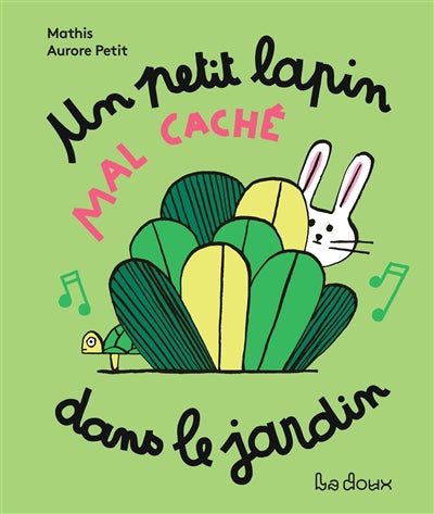 UN PETIT LAPIN MAL CACHE DANS LE JARDIN