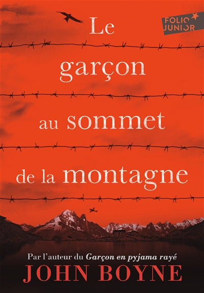 GARCON AU SOMMET DE LA MONTAGNE