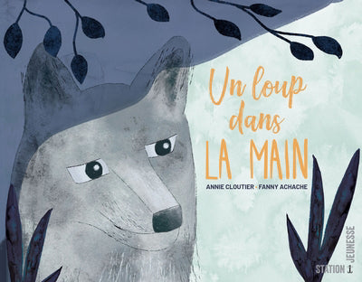 UN LOUP DANS LA MAIN
